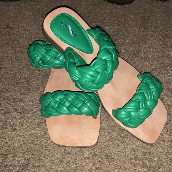 GUESS Raign Puffy Woven Flat Sandals. Size 8Medium Green. - Picture 2 of 4